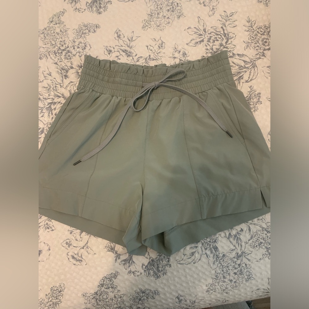 Abercrombie and Fitch high waisted Traveler Shorts. Worn twice. Size small